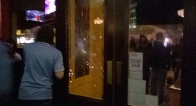 Επεισόδια στη Σεβίλλη - Δύο οπαδοί της Μάντσεστερ Σίτι στο νοσοκομείο [εικόνες] | iefimerida.gr 0