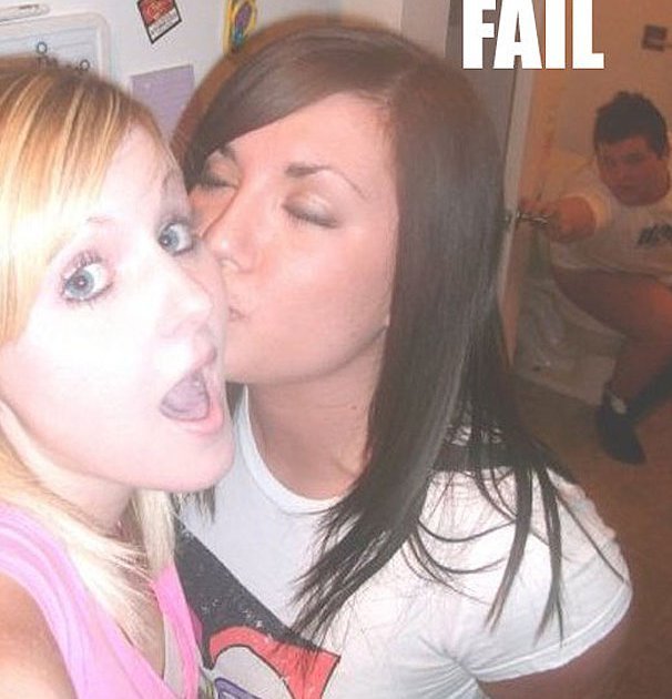 Γελάνε μαζί τους- Προσπάθησαν να αυτοφωτογραφηθούν σέξι, αλλά απέτυχαν οικτρά [εικόνες]  | iefimerida.gr 0