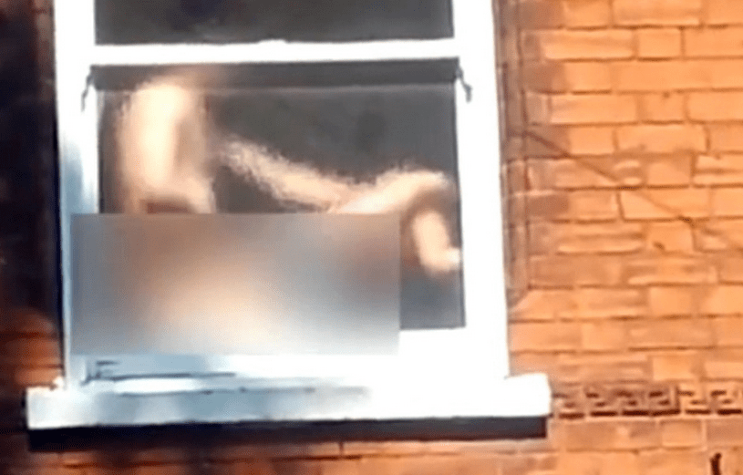 Σάλος στη Βρετανία από ζευγάρι που κάνει σεξ μπροστά στο παράθυρο του σπιτιού του [εικόνες+βίντεο] | iefimerida.gr 1