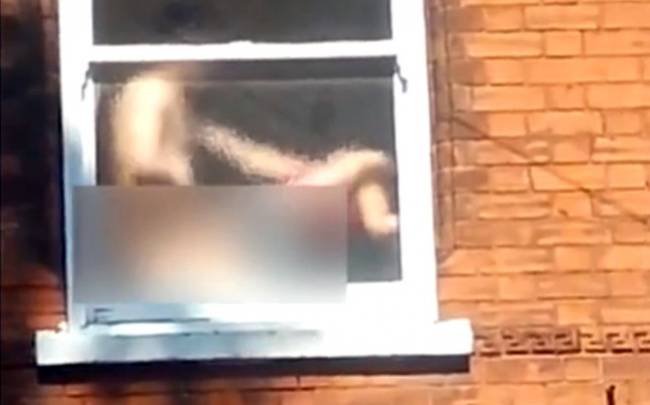 Σάλος στη Βρετανία από ζευγάρι που κάνει σεξ μπροστά στο παράθυρο του σπιτιού του [εικόνες+βίντεο] | iefimerida.gr 0
