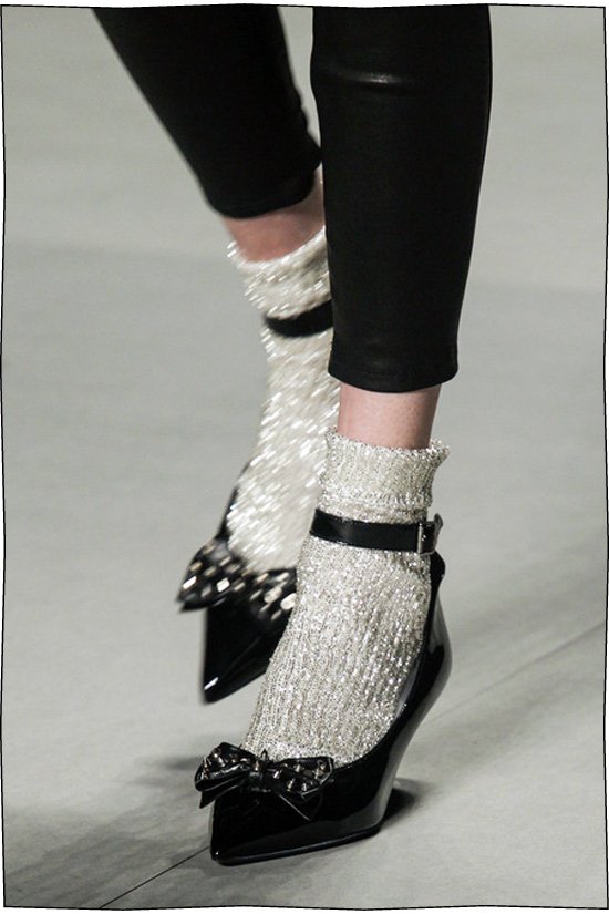 Η νέα αμφιλεγόμενη γυναικεία τρέλα: Καλτσάκια με τακούνια [εικόνες] | iefimerida.gr 1