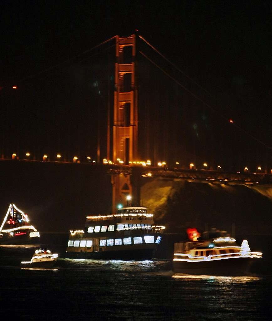 Μία εντυπωσιακή γιορτή: Γέμισε με χριστουγεννιάτικα ιστιοπλοϊκά ο κόλπος του Σαν Φρανσίσκο [εικόνες] | iefimerida.gr 2