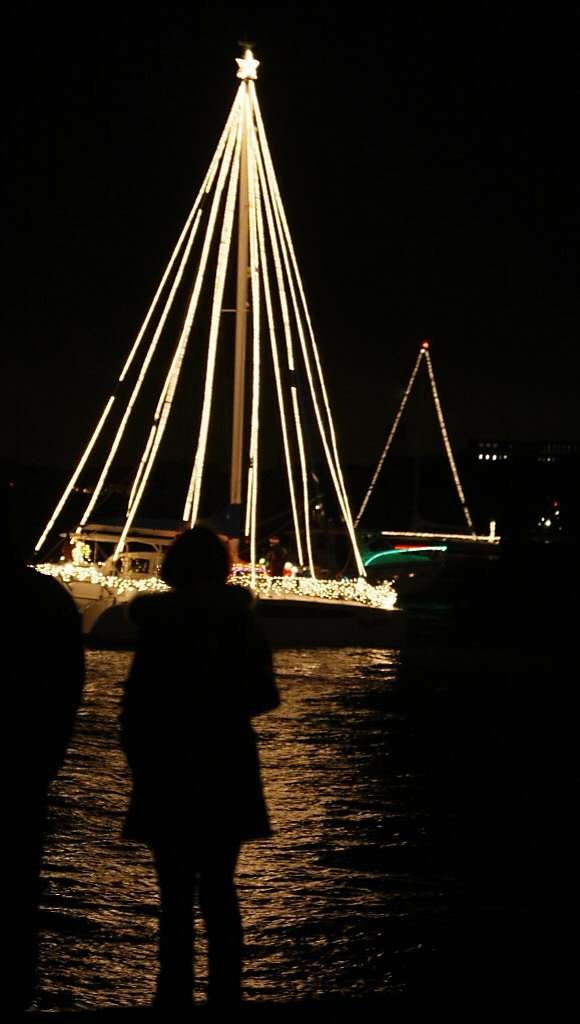 Μία εντυπωσιακή γιορτή: Γέμισε με χριστουγεννιάτικα ιστιοπλοϊκά ο κόλπος του Σαν Φρανσίσκο [εικόνες] | iefimerida.gr 4