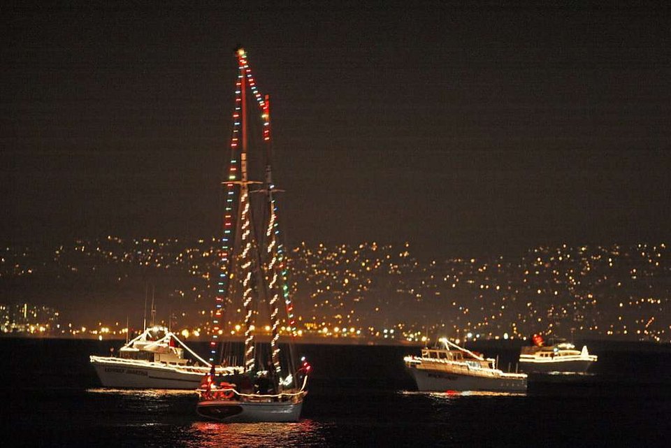 Μία εντυπωσιακή γιορτή: Γέμισε με χριστουγεννιάτικα ιστιοπλοϊκά ο κόλπος του Σαν Φρανσίσκο [εικόνες] | iefimerida.gr 3