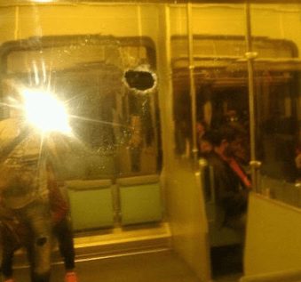 Μυστήριο με τρύπες σε τζάμια βαγονιών του Προαστιακού, στο Μενίδι [εικόνες] | iefimerida.gr 0