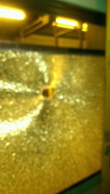 Μυστήριο με τρύπες σε τζάμια βαγονιών του Προαστιακού, στο Μενίδι [εικόνες] | iefimerida.gr 2