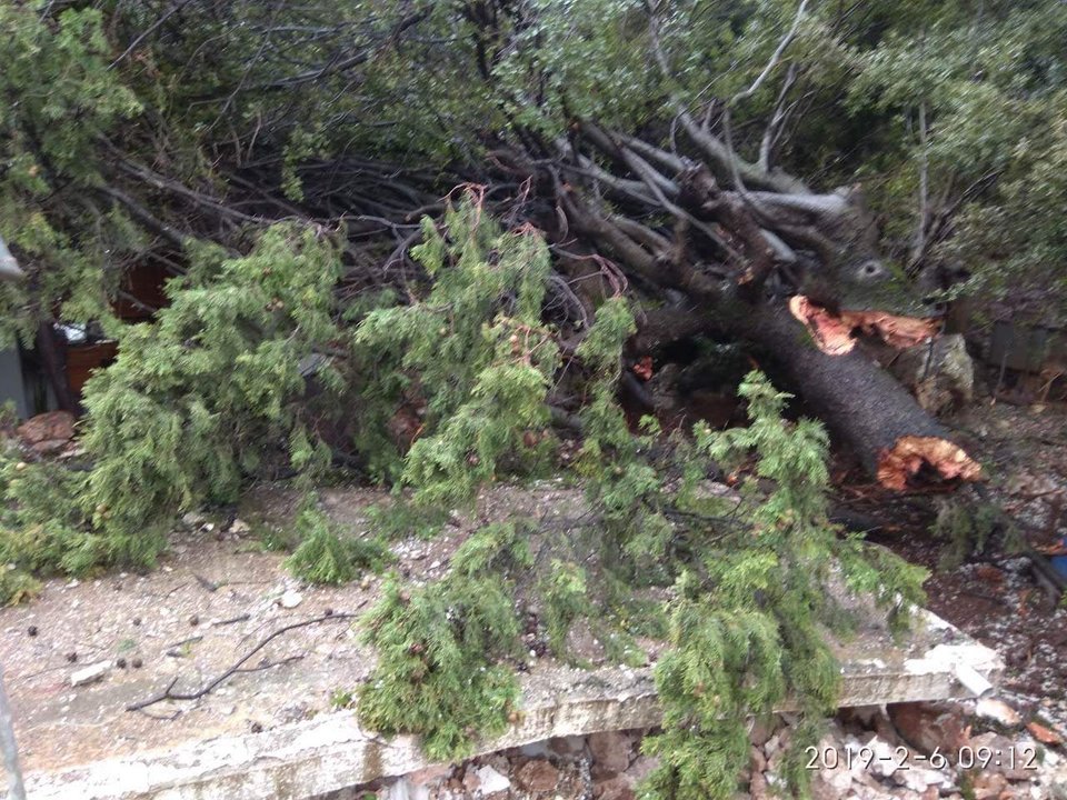 Παραλίγο τραγωδία στα Σφακιά: Επεσε βράχος 25 τόνων σε σπίτι – Γλίτωσε η γυναίκα επειδή πήγε να σηκώσει το... τηλέφωνο [εικόνες] | iefimerida.gr 2