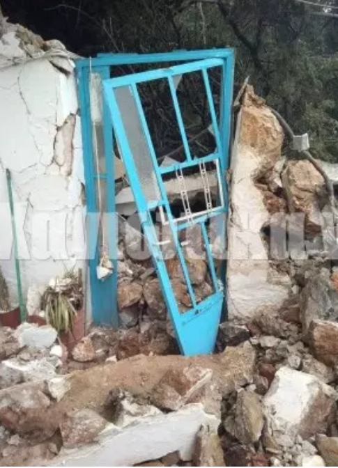 Στο σημείο της πτώσης έσπευσαν άμεσα πυροσβέστες και αστυνομικοί
