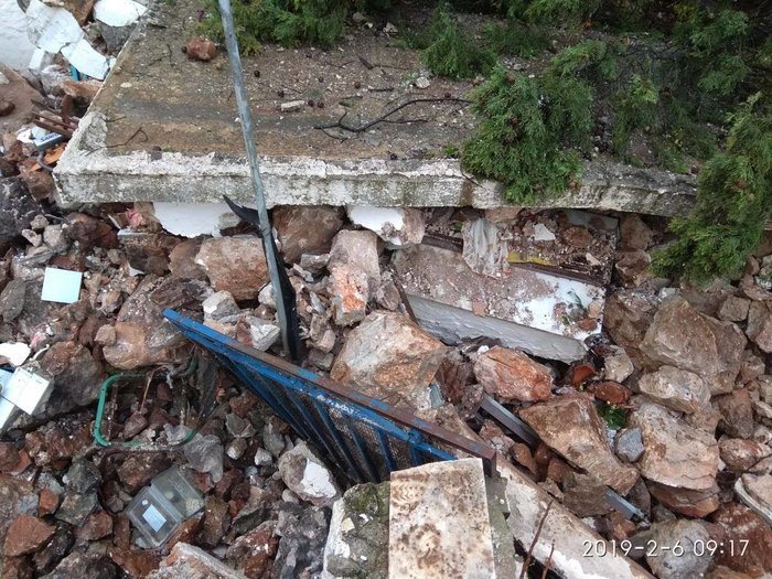 Παραλίγο τραγωδία στα Σφακιά: Επεσε βράχος 25 τόνων σε σπίτι – Γλίτωσε η γυναίκα επειδή πήγε να σηκώσει το... τηλέφωνο [εικόνες] | iefimerida.gr 3