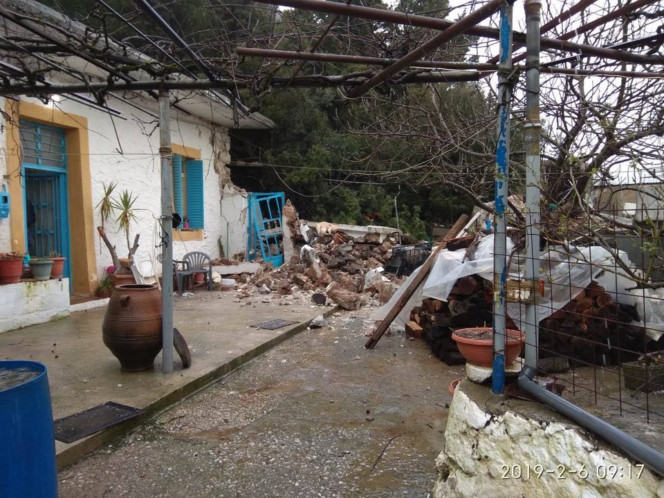 Παραλίγο τραγωδία στα Σφακιά: Επεσε βράχος 25 τόνων σε σπίτι – Γλίτωσε η γυναίκα επειδή πήγε να σηκώσει το... τηλέφωνο [εικόνες] | iefimerida.gr 1