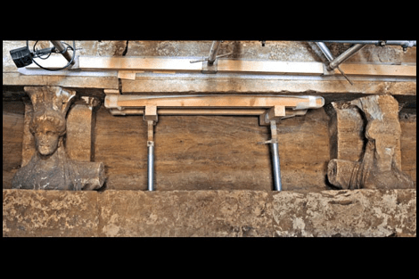 Γιατί οι αρχαιολόγοι δεν γκρεμίζουν τον τοίχο μπροστά από τις Καρυάτιδες στον τάφο της Αμφίπολης [εικόνες] | iefimerida.gr 1