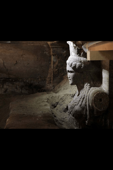 Γιατί οι αρχαιολόγοι δεν γκρεμίζουν τον τοίχο μπροστά από τις Καρυάτιδες στον τάφο της Αμφίπολης [εικόνες] | iefimerida.gr 2