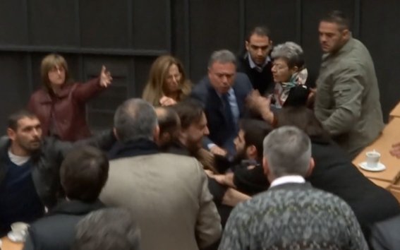 Ξύλο στο Περιφερειακό Συμβούλιο Αττικής -Τσουκαλάς και Σγουρός ήρθαν στα χέρια [εικόνες + βίντεο]  | iefimerida.gr 1