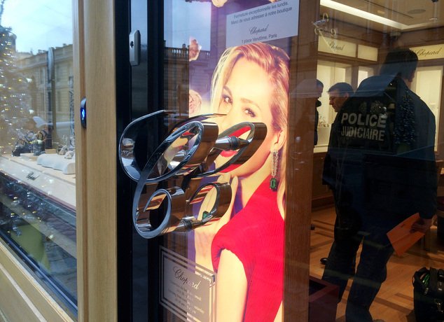 Γαλλία: Λήστεψαν κοσμηματοπωλείο δίπλα από το Μέγαρο των Ηλυσίων [εικόνες] | iefimerida.gr 1