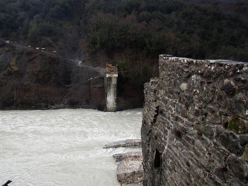 Ενας χρόνος από την κατάρρευση του ιστορικού γεφυριού της Πλάκας -Ποια είναι η κατάστασή του σήμερα [εικόνες] | iefimerida.gr 1