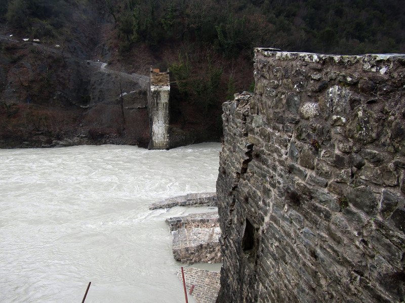 Ενας χρόνος από την κατάρρευση του ιστορικού γεφυριού της Πλάκας -Ποια είναι η κατάστασή του σήμερα [εικόνες] | iefimerida.gr 0