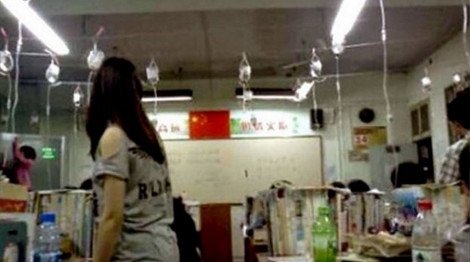 Εικόνα σοκ από την Κίνα: Με ορούς αμινοξέων οι μαθητές στις εξετάσεις για τα Πανεπιστήμια [εικόνα] | iefimerida.gr 0