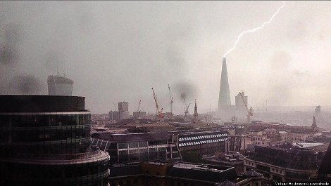 Εντυπωσιακή σκηνή: Κεραυνός χτυπάει τον θεόρατο ουρανοξύστη Σαρντ στο Λονδίνο [εικόνα&βίντεο] | iefimerida.gr 0