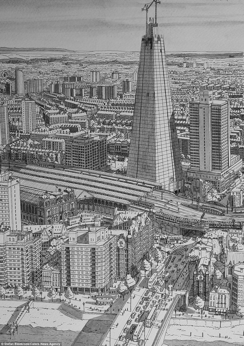 Απίστευτο -Επισκέπτεται πόλεις, τις παρατηρεί και στη συνέχεια τις σχεδιάζει με εκπληκτικές λεπτομέρειες [εικόνες] | iefimerida.gr 6