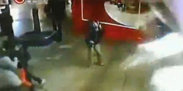 Σοκ: Ενυδρείο 33 τόνων έσκασε παρασέρνοντας περαστικούς [εικόνες + βίντεο] | iefimerida.gr 0