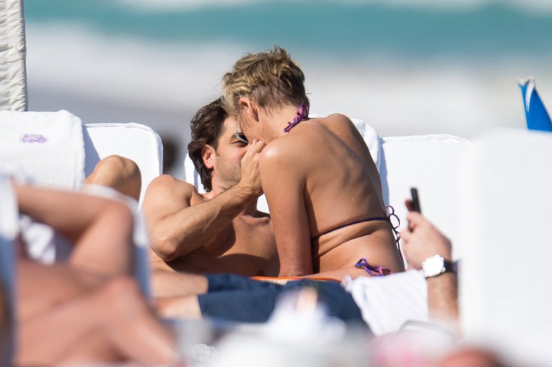 Η Σάρον Στόουν γιορτάζει τα 60α γενέθλιά της φιλώντας παθιασμένα τον 40χρονο σύντροφό της [εικόνες]  | iefimerida.gr 2