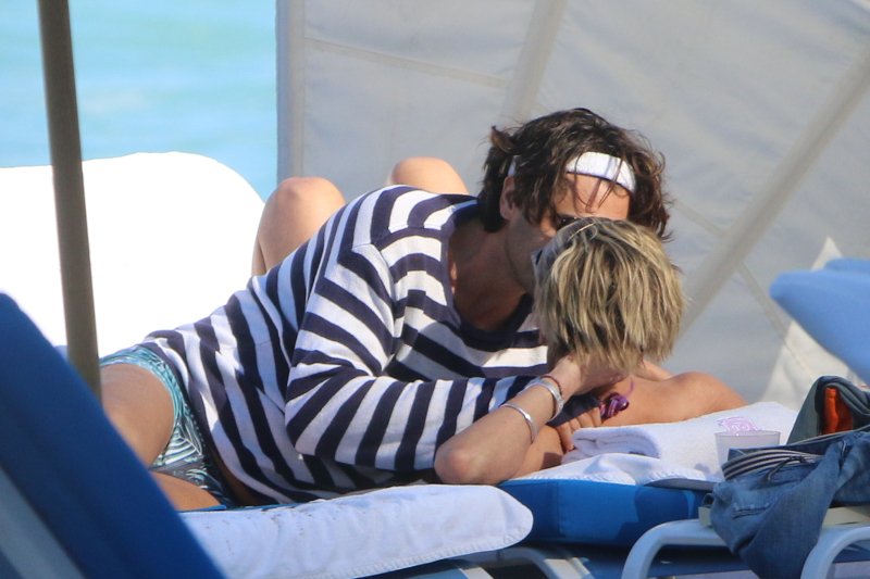 Η Σάρον Στόουν γιορτάζει τα 60α γενέθλιά της φιλώντας παθιασμένα τον 40χρονο σύντροφό της [εικόνες]  | iefimerida.gr 0