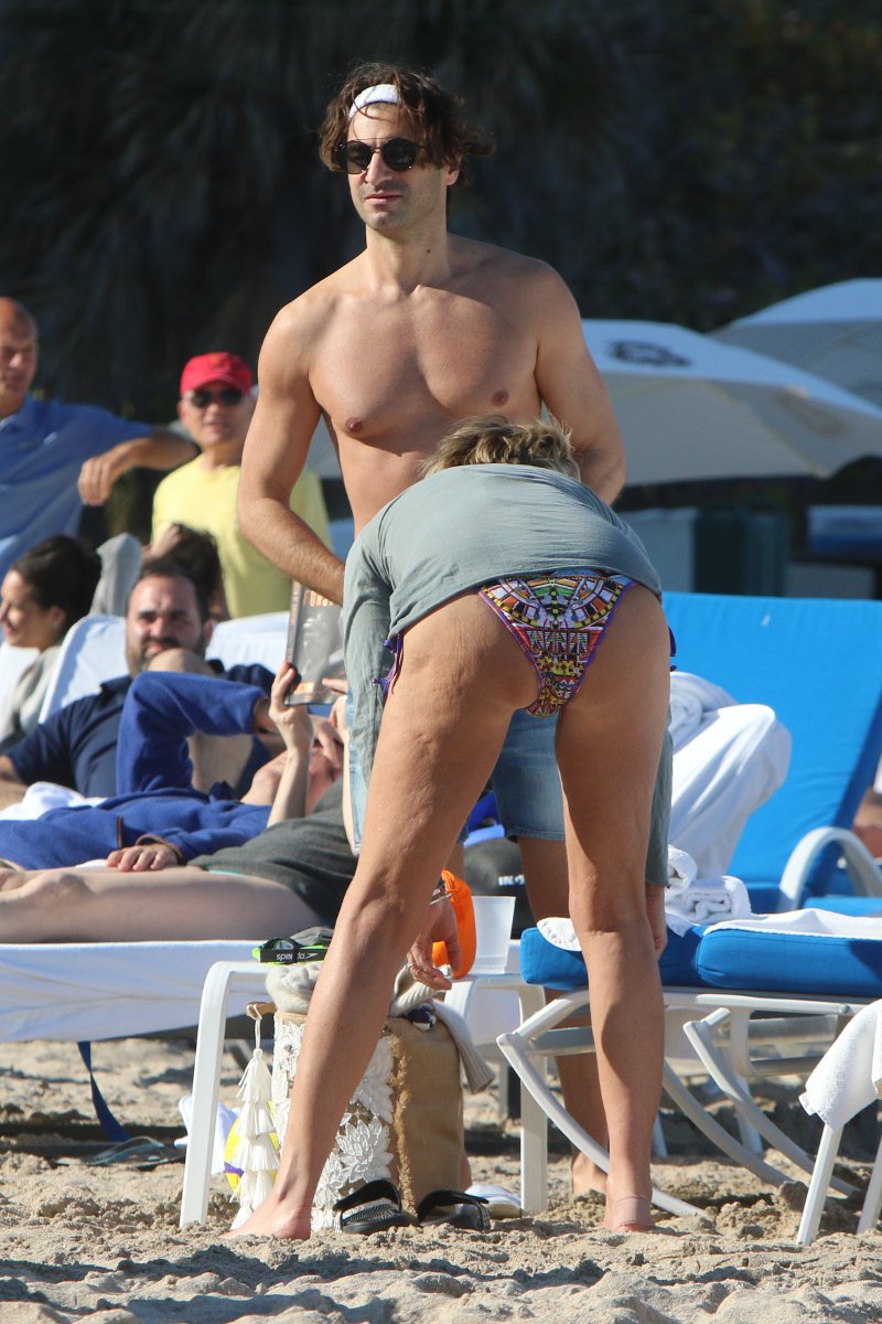 Η Σάρον Στόουν γιορτάζει τα 60α γενέθλιά της φιλώντας παθιασμένα τον 40χρονο σύντροφό της [εικόνες]  | iefimerida.gr 4