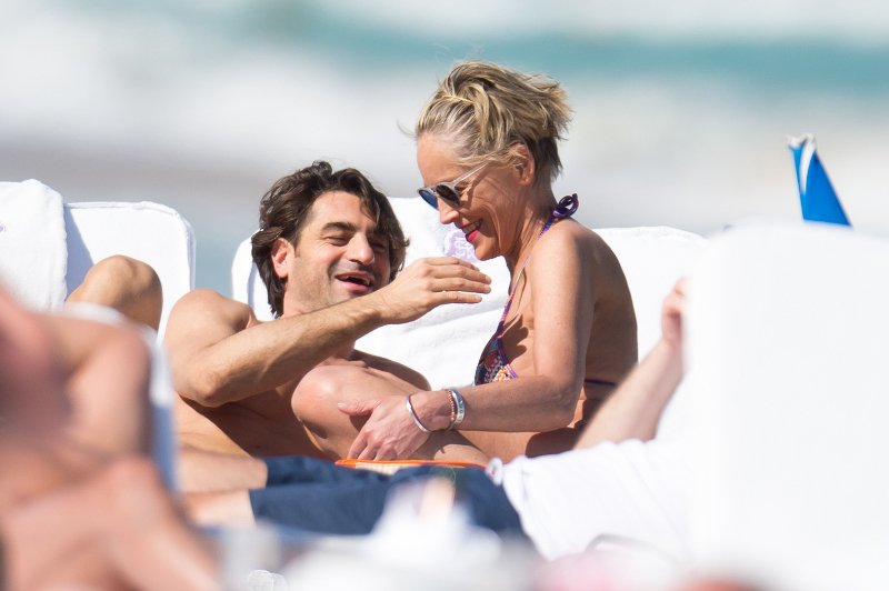 Η Σάρον Στόουν γιορτάζει τα 60α γενέθλιά της φιλώντας παθιασμένα τον 40χρονο σύντροφό της [εικόνες]  | iefimerida.gr 3