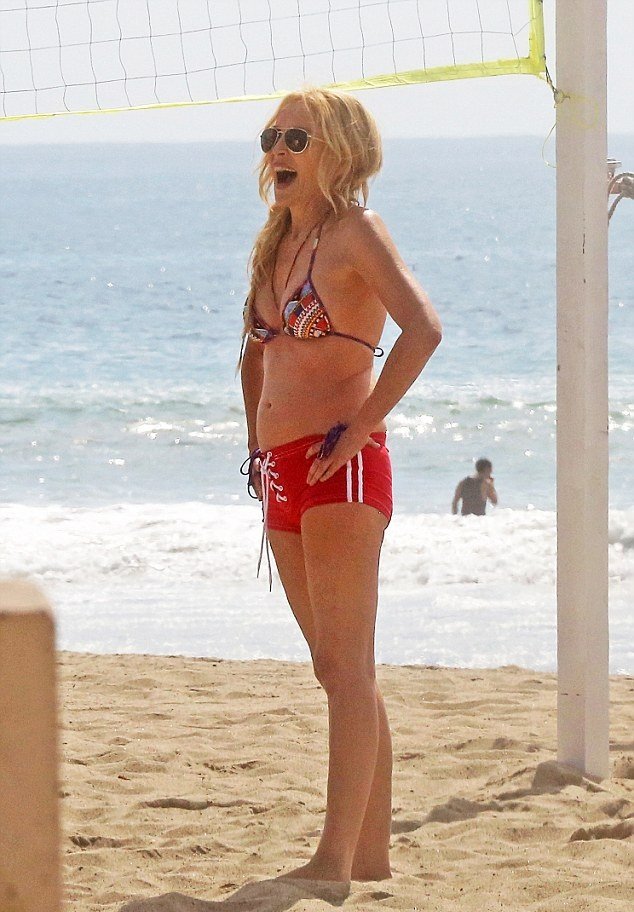 «Θεά» στα 58 η Σάρον Στόουν, παίζει μπιτς βόλεϊ στο Μαλιμπού [εικόνες] | iefimerida.gr 0