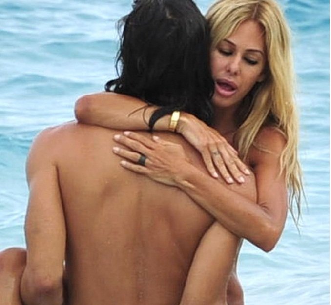 Η Playmate πρώην του Λορένζο Λάμας σε περιπτύξεις μπροστά σε παπαράτσι [εικόνες] | iefimerida.gr 0