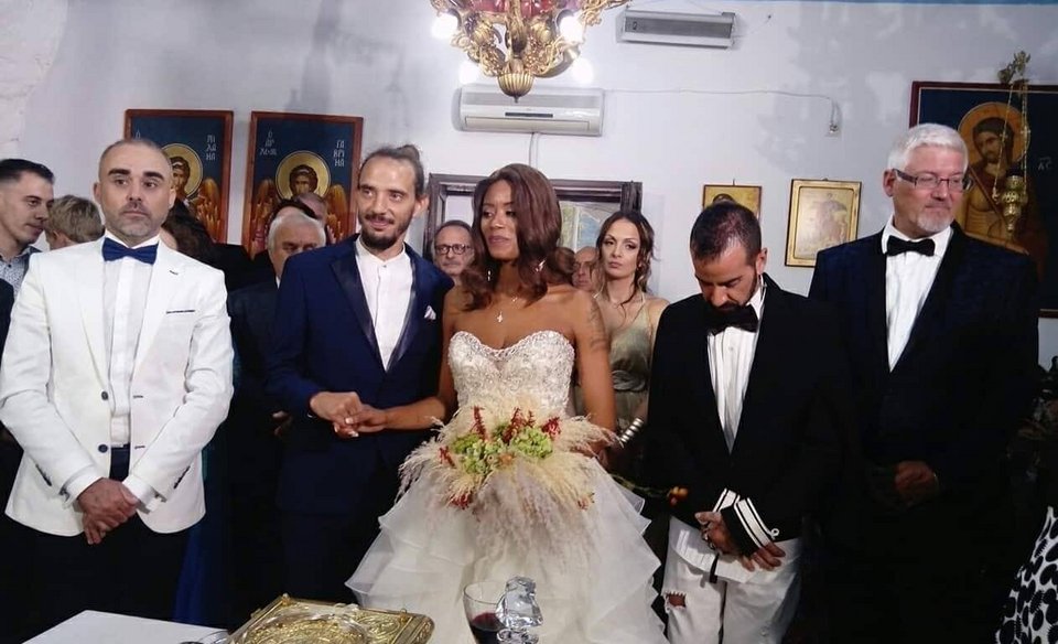 Παραδοσιακά, με νυφικό τούρτα -Καρέ καρέ ο γάμος της Shaya στη Λευκάδα [εικόνες] | iefimerida.gr 1