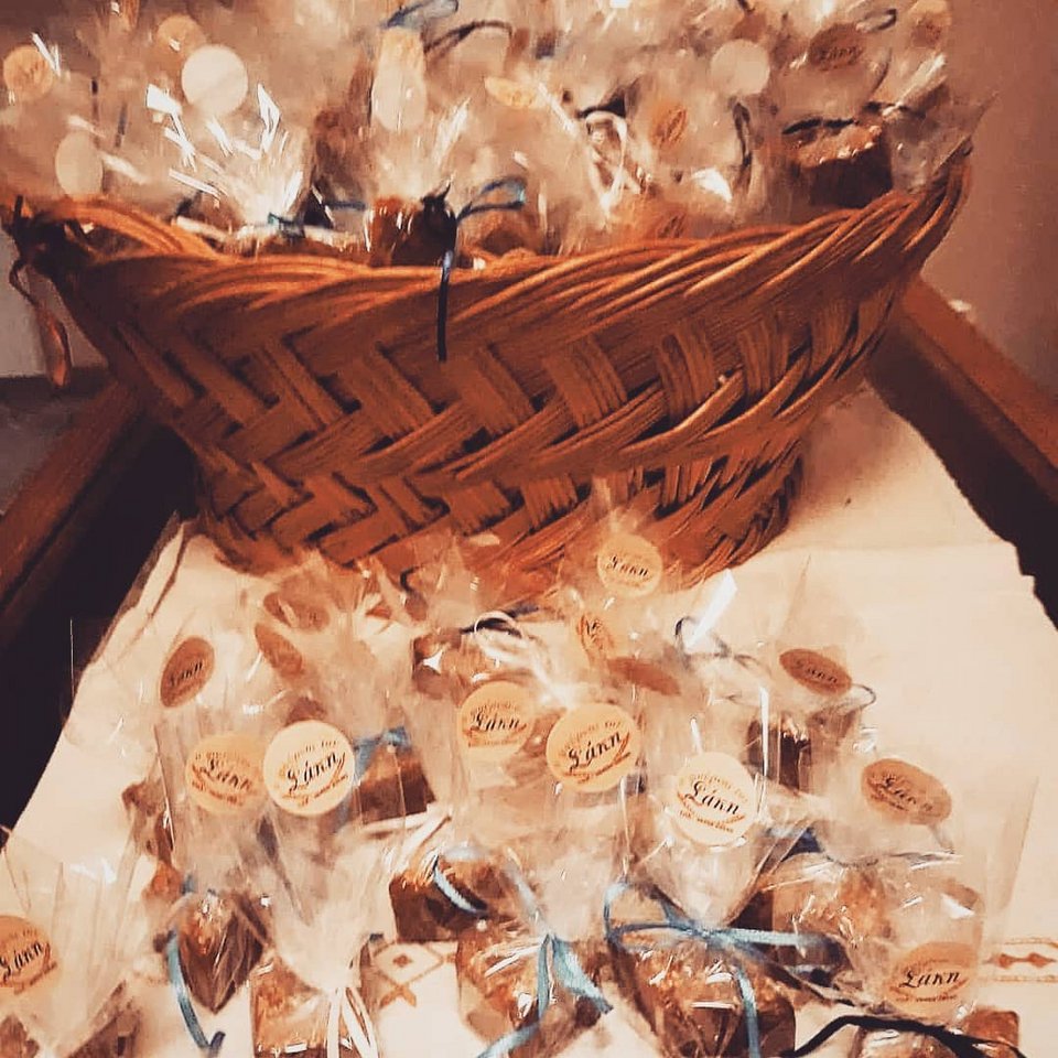 Παραδοσιακά, με νυφικό τούρτα -Καρέ καρέ ο γάμος της Shaya στη Λευκάδα [εικόνες] | iefimerida.gr 4