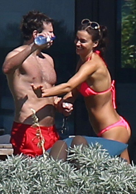 Η Ιρίνα Σάικ άναψε «φωτιές» με το μπικίνι της αλλά ο Μπράντλεϊ Κούπερ την μπουγέλωσε [εικόνες] | iefimerida.gr 0