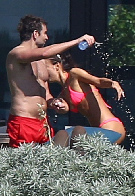 Η Ιρίνα Σάικ άναψε «φωτιές» με το μπικίνι της αλλά ο Μπράντλεϊ Κούπερ την μπουγέλωσε [εικόνες] | iefimerida.gr 1