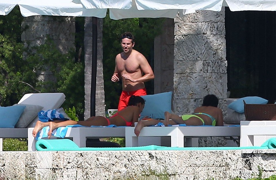 Η Ιρίνα Σάικ άναψε «φωτιές» με το μπικίνι της αλλά ο Μπράντλεϊ Κούπερ την μπουγέλωσε [εικόνες] | iefimerida.gr 6