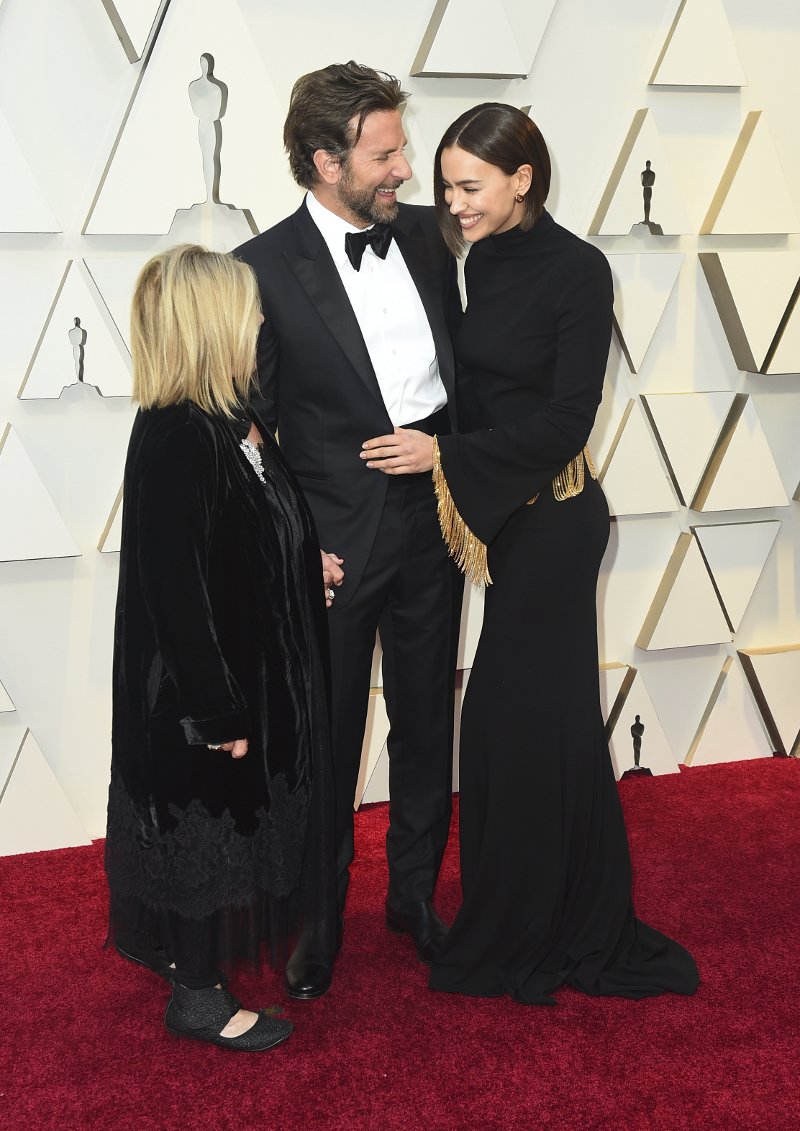 Ο θεός Μπράντλεϊ Κούπερ πήγε στα Οσκαρ 2019 με την Ιρίνα Σάικ και τη... μαμά του! Δεν κοίταγε ο ένας τον άλλον [εικόνες] | iefimerida.gr 6