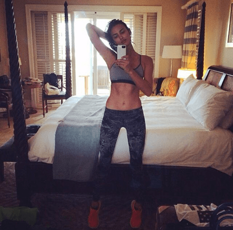 Με ποιους περίεργους παρτενέρ κάνει βουτιές με μπικίνι σε ερημική παραλία η Ιρίνα Σάικ; [εικόνες] | iefimerida.gr 2