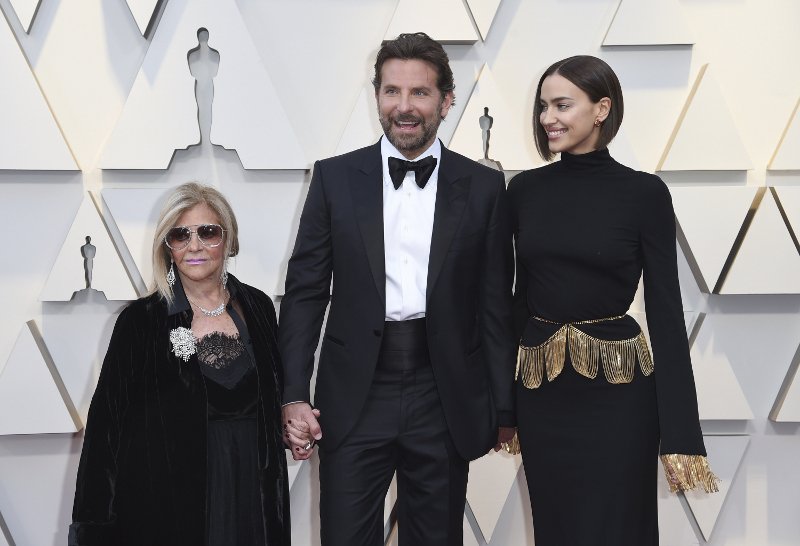 Ο θεός Μπράντλεϊ Κούπερ πήγε στα Οσκαρ 2019 με την Ιρίνα Σάικ και τη... μαμά του! Δεν κοίταγε ο ένας τον άλλον [εικόνες] | iefimerida.gr 4