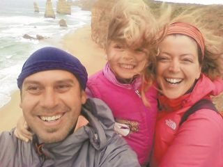 Mια οικογένεια από το Ναύπλιο κάνει το γύρο της Αυστραλίας με ποδήλατο -Είναι ήδη δυο μήνες στο δρόμο  | iefimerida.gr 0