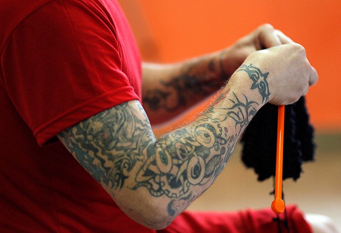 Μία καλή, μία ανάποδη – Γιατί δολοφόνοι και επικίνδυνοι κακοποιοί άρχισαν να πλέκουν [εικόνες] | iefimerida.gr 1