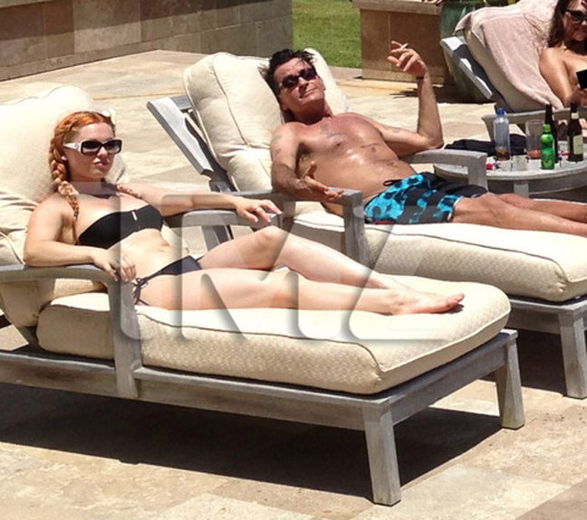 O Charlie Sheen βγάζει βόλτα το χαρέμι του από πορνοστάρ [εικόνες] | iefimerida.gr 3