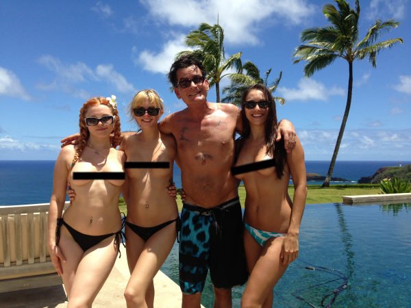 O Charlie Sheen βγάζει βόλτα το χαρέμι του από πορνοστάρ [εικόνες] | iefimerida.gr 1