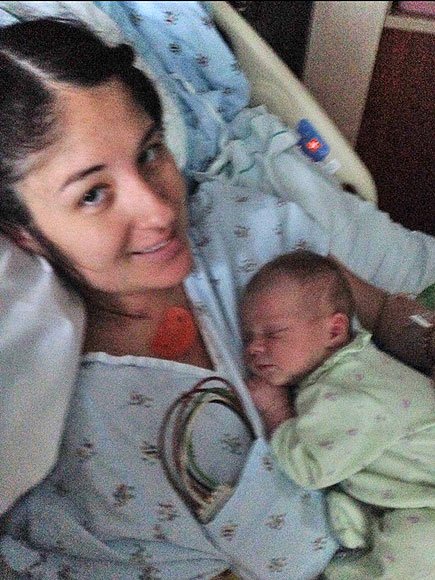 Ακουσε το κλάμα του μωρού της και ξύπνησε από το κώμα -Της έσωσε τη ζωή [εικόνες & βίντεο] | iefimerida.gr 1