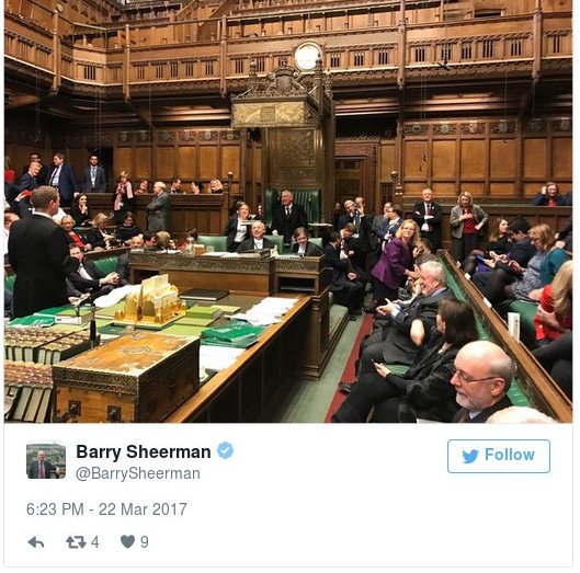 Σοκαρισμένοι Βρετανοί βουλευτές: Εγκλωβίστηκαν στο κοινοβούλιο -Βαριά οπλισμένοι αστυνομικοί μαζί τους [εικόνες] | iefimerida.gr 0