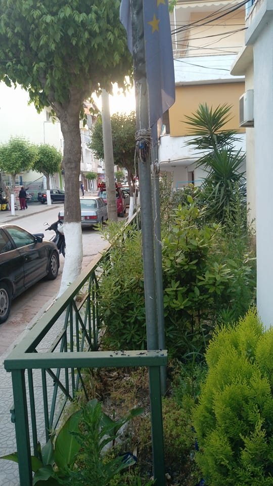 Αλβανοί έκαψαν την ελληνική σημαία στους Αγιους Σαράντα [εικόνες] | iefimerida.gr 1