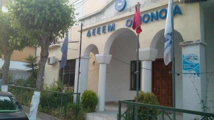 Αλβανοί έκαψαν την ελληνική σημαία στους Αγιους Σαράντα [εικόνες] | iefimerida.gr 3