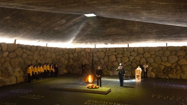 Το παιδιάστικο μήνυμα του Ντόναλντ Τραμπ στο μνημείο Ολοκαυτώματος του Ισραήλ -Σάλος για την αμορφωσιά του [εικόνες] | iefimerida.gr 3