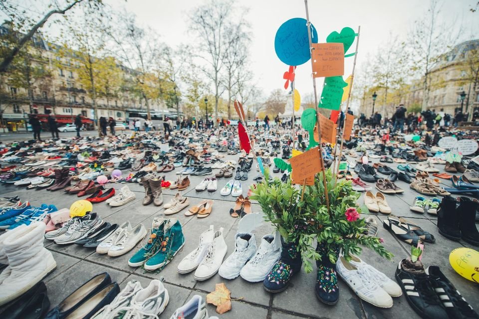 Παρίσι: Απαγορεύονται οι διαδηλώσεις, γέμισαν την πλατεία με άδεια παπούτσια [εικόνες & βίντεο] | iefimerida.gr 0