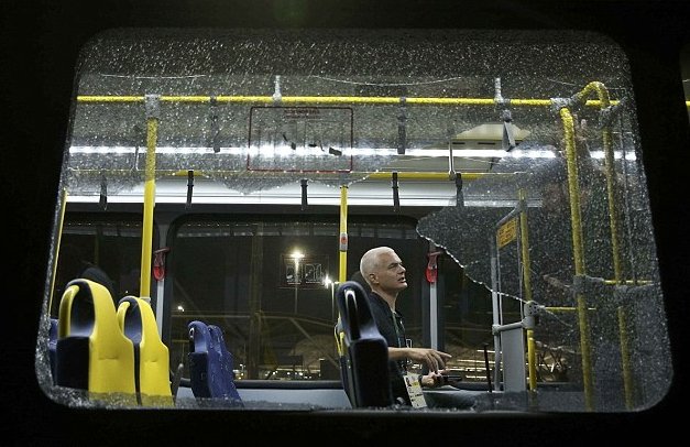 Ρίο: Πυροβολισμοί σε λεωφορείο που μετέφερε δημοσιογράφους [εικόνες] | iefimerida.gr 0