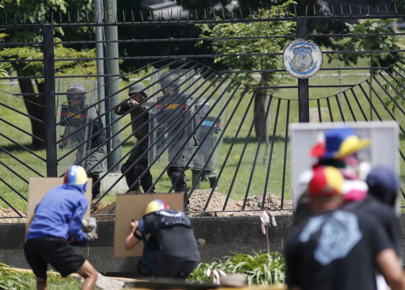 Κλιμακώνεται η εξέγερση στη Βενεζουέλα [εικόνες]  | iefimerida.gr 0